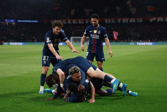 احتفال لاعبى باريس