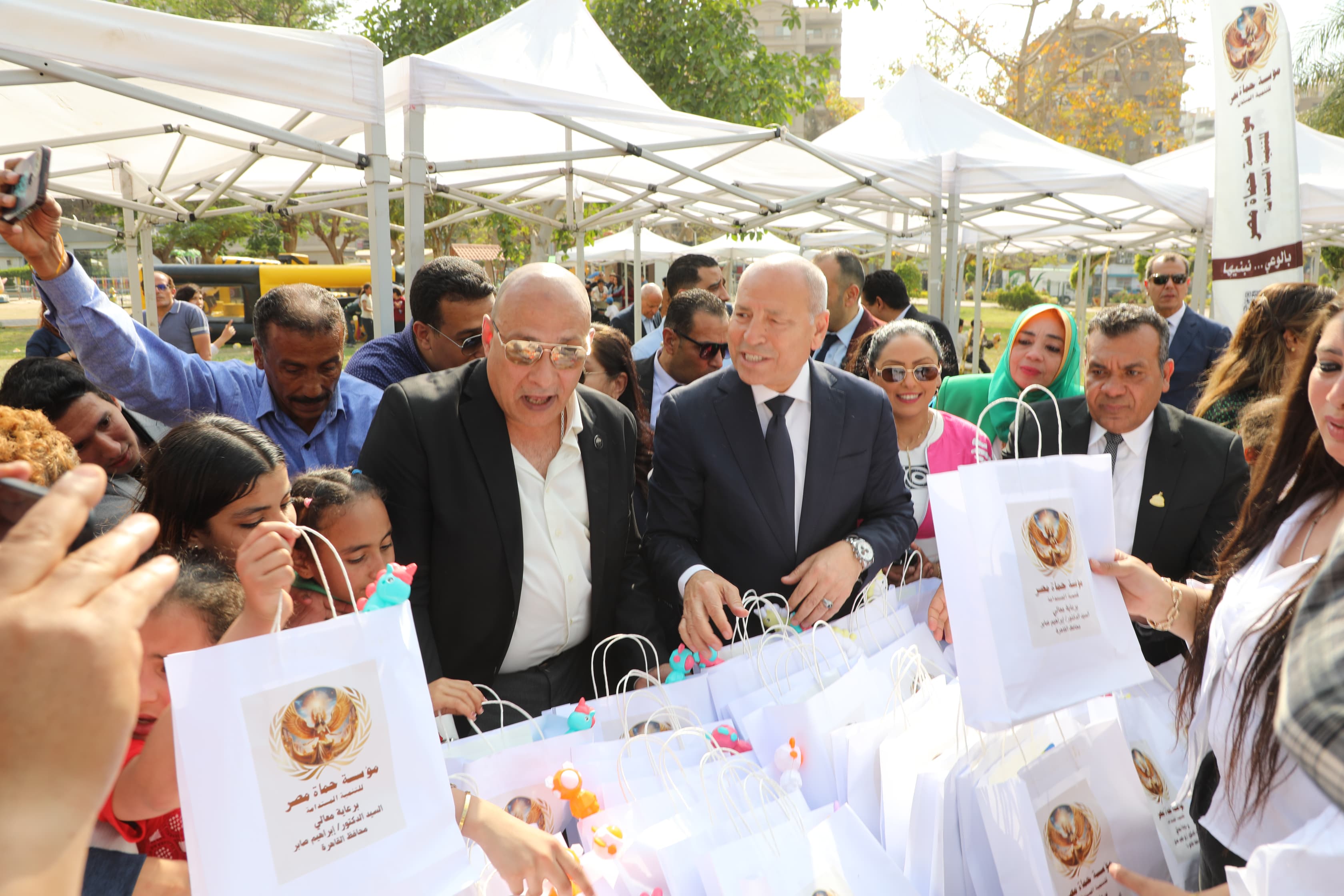 محافظ القاهرة يشارك الأطفال الاحتفال