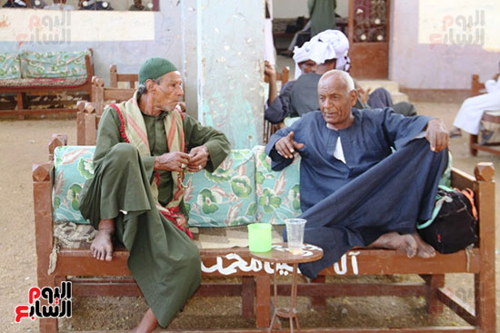 أحاديث جانبية