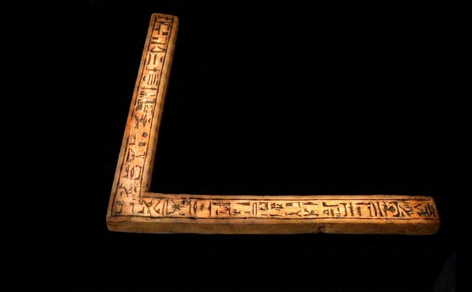 احدي الأدوات الخاصة بالهندسة المعمارية لدى القدماء المصريين
