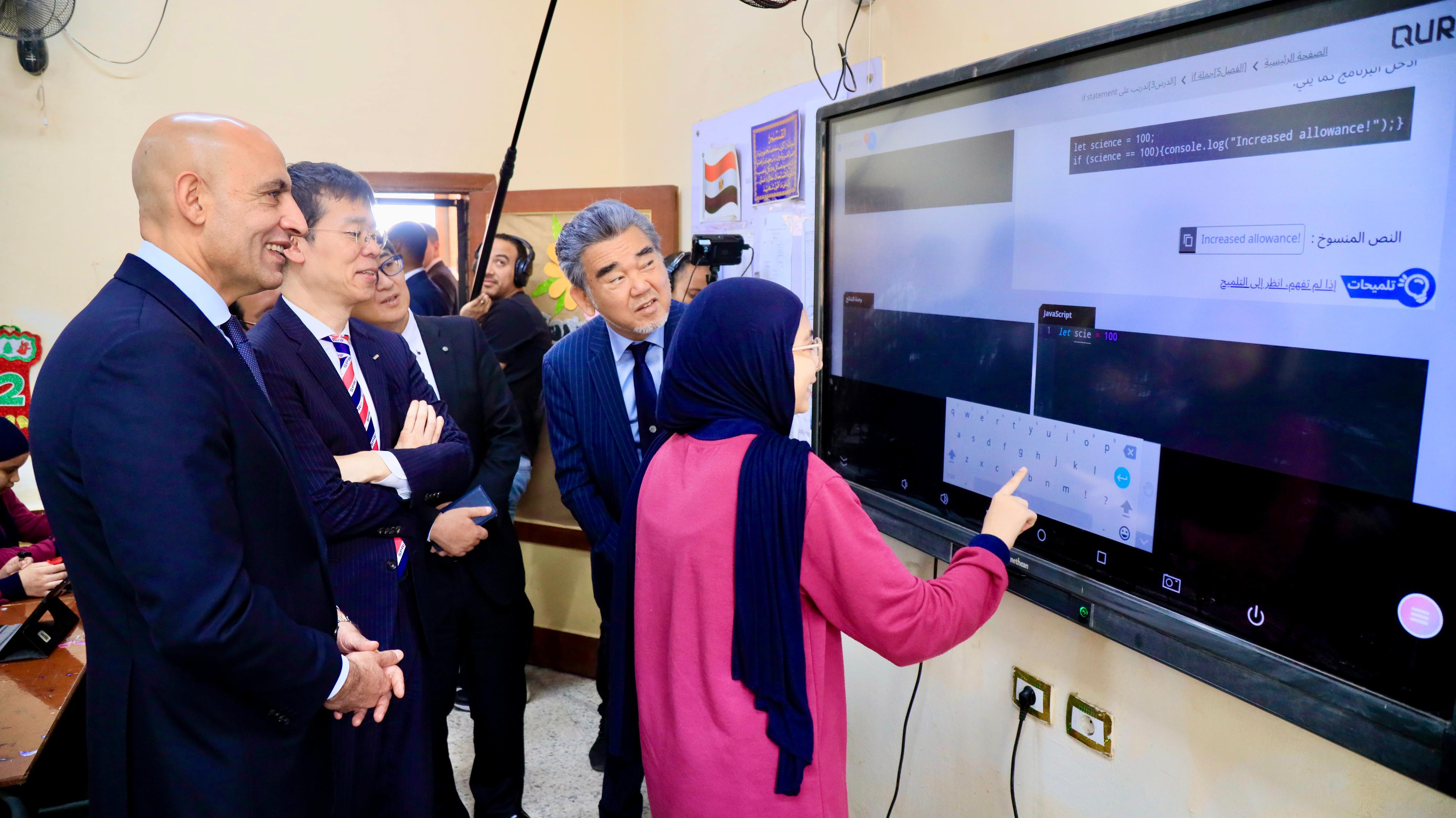 وزير التعليم خلال تفقد الفصول