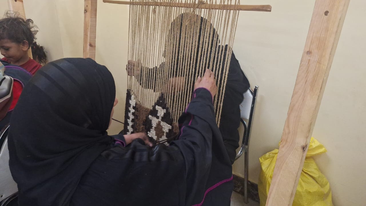 جانب من صناعة الكليم العدوى
