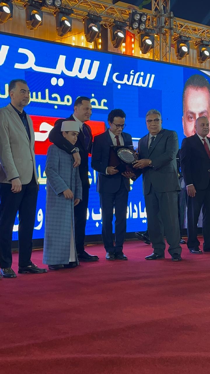 محافظ الدقهلية يكرم الفنان سامح حسين