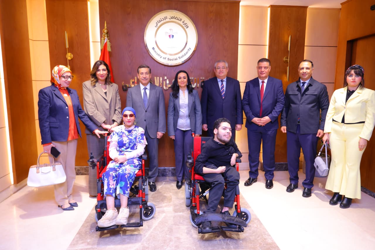 الدكتورة مايا مرسى وزيرة التضامن تشهد توزيع أجهزة تعويضية 