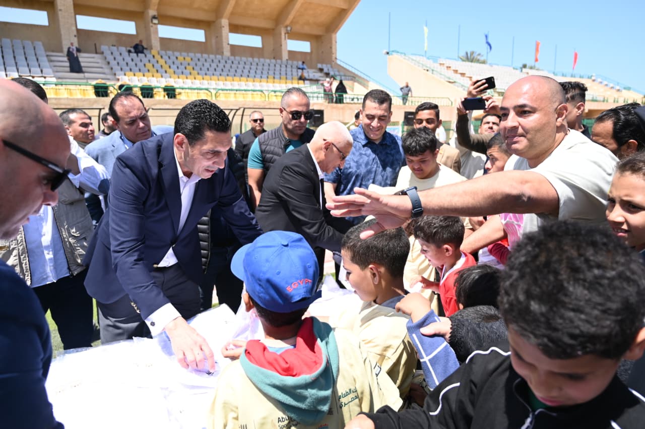 توزيع ادوات تشجيعية علي الرياضيين 