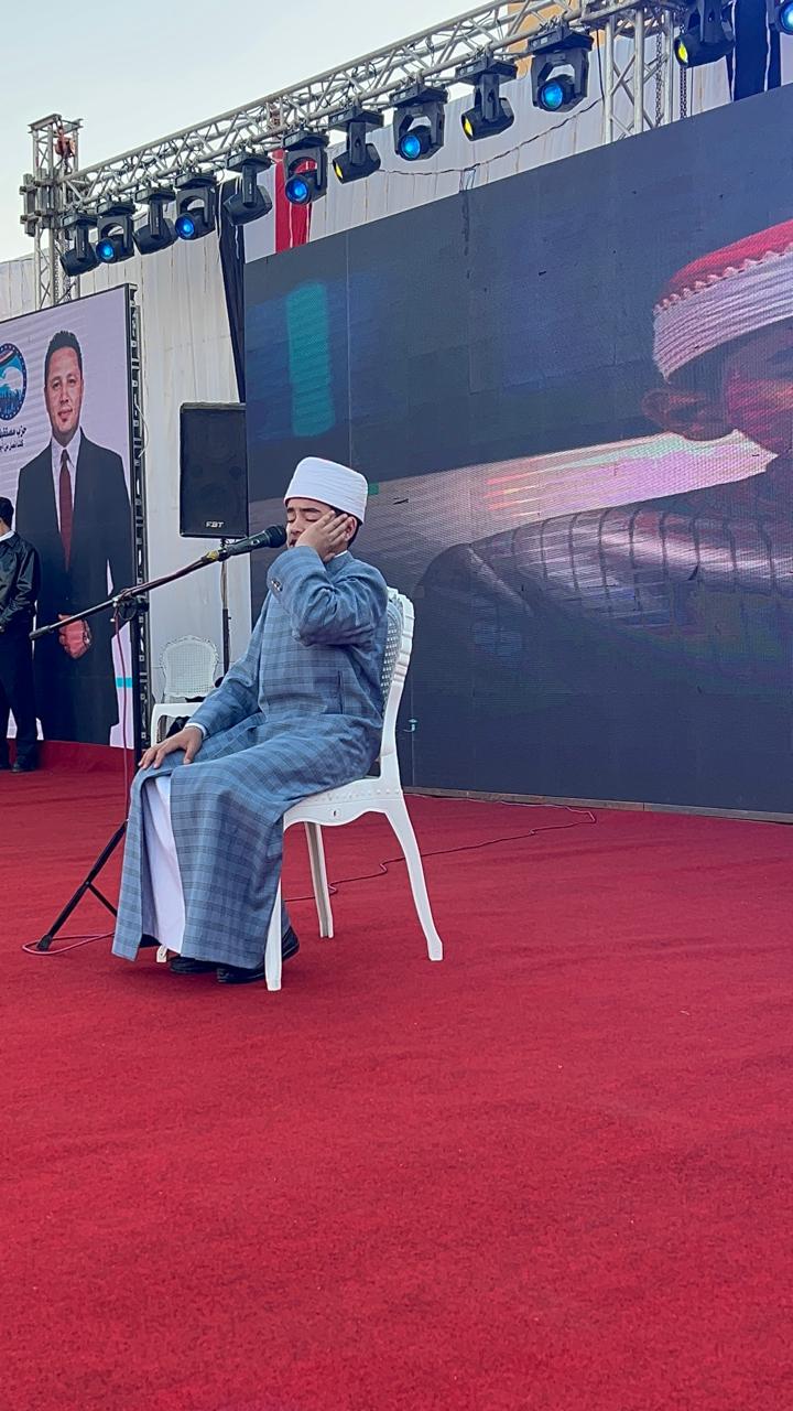 نجم دولة التلاوة أثناء تقديم الحفل