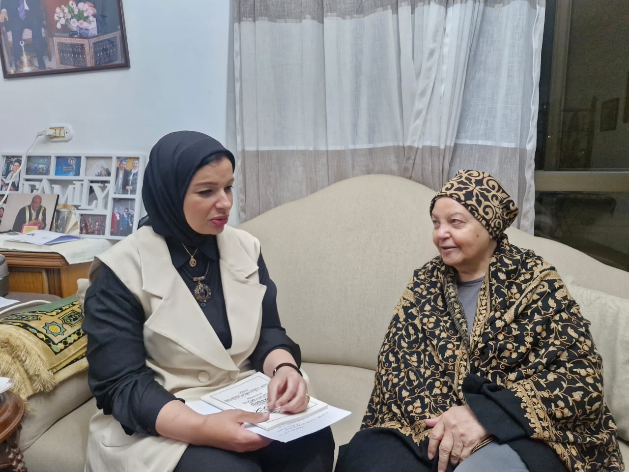 عائشة عبد الهادي والزميلة آية دعبس 