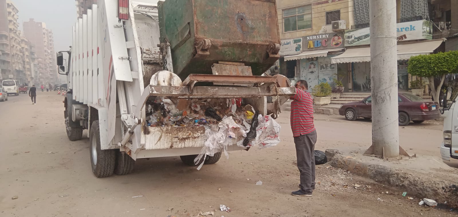 تفريغ صناديق القمامة