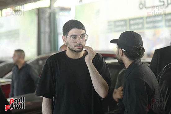 المعزين اثناء الجنازة