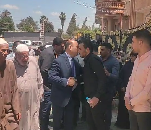نجلي الطبيب يتلقى المعزيين 