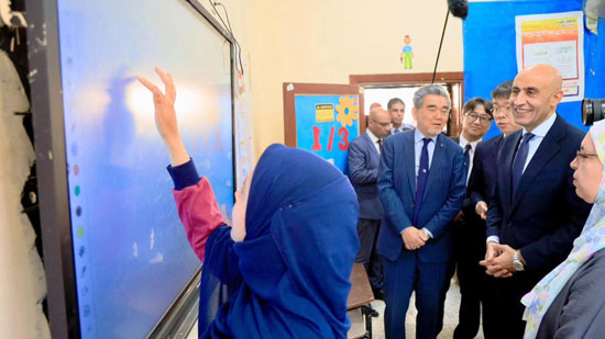 جولة وزير التعليم فى المدارس اليابانية