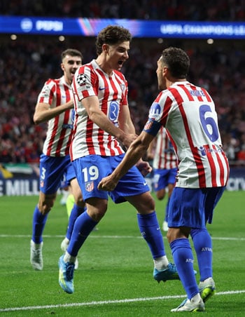 ألفاريز يحتفل بهدف التعادل