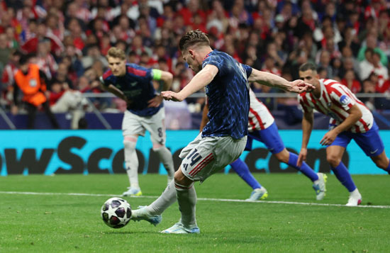 فيكتور جيوكيريس يسجل الهدف الأول