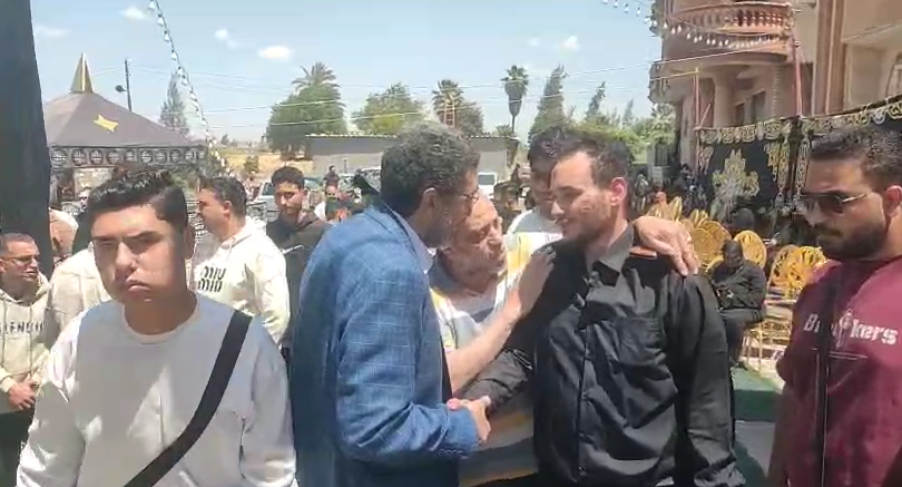 عبدالله البنا الابن الأصغر للطبيب يتلقى العزاء