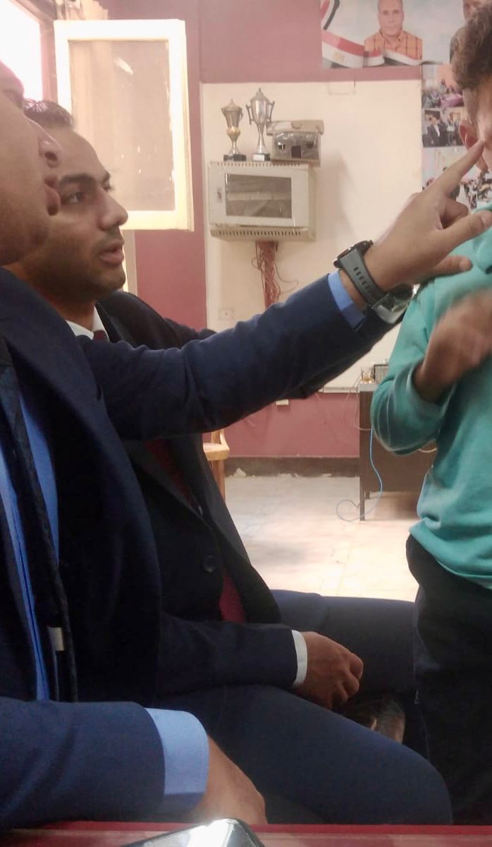 فحص واقعة تعدي إحدى المعلمات بالضرب على تلميذ (4)