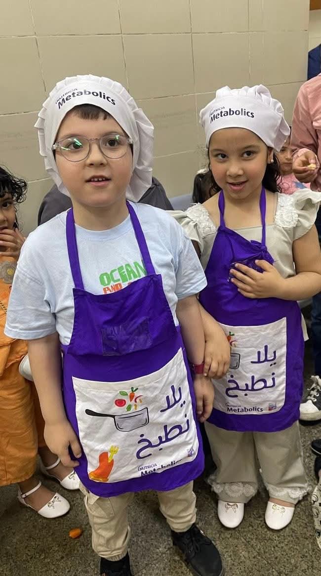 الأطفال ترتدين ملابس المطبخ