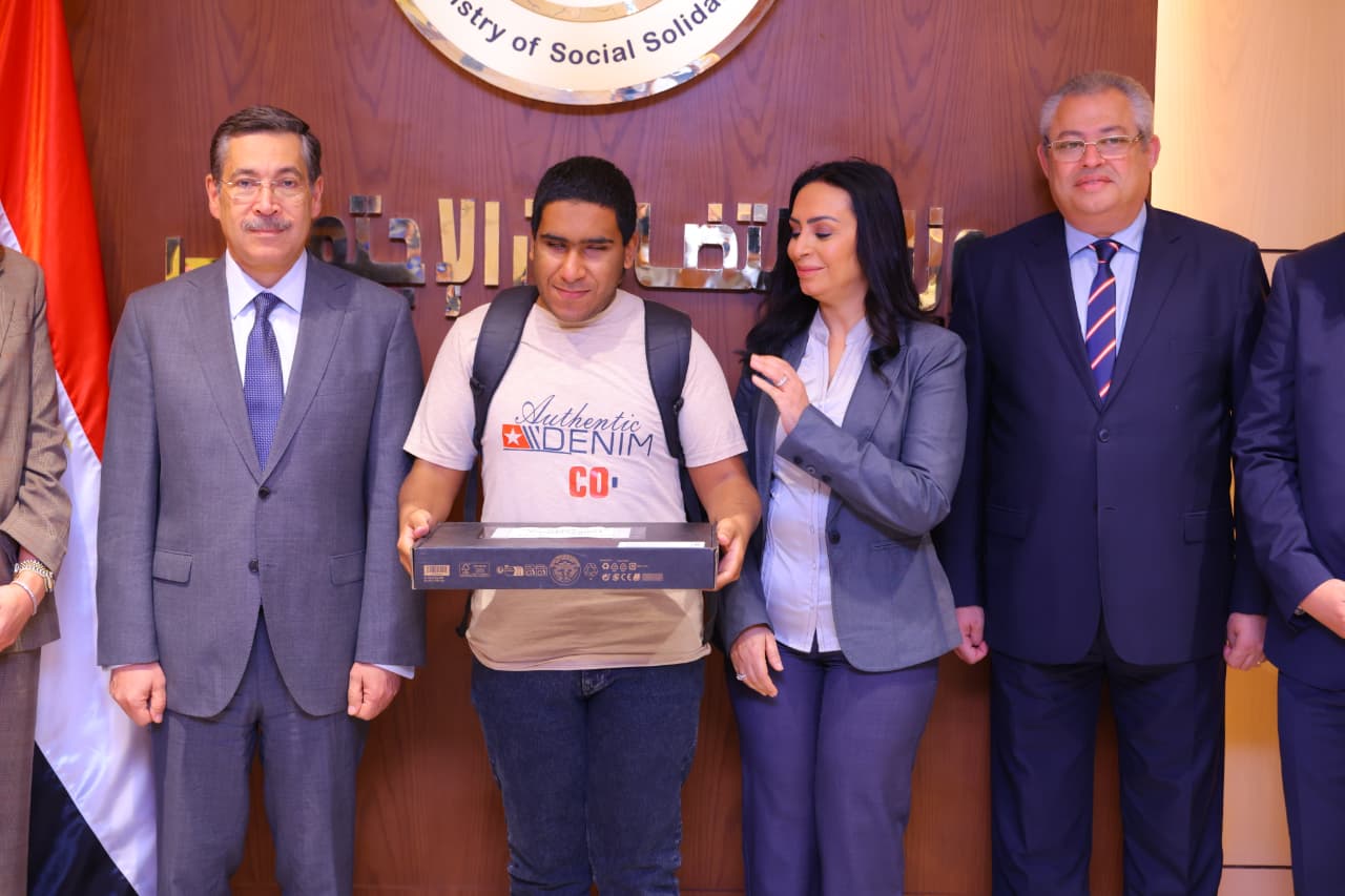 الدكتورة مايا مرسى وزيرة التضامن تشهد توزيع أجهزة تعويضية لطلاب الجامعات من ذوي الإعاقة