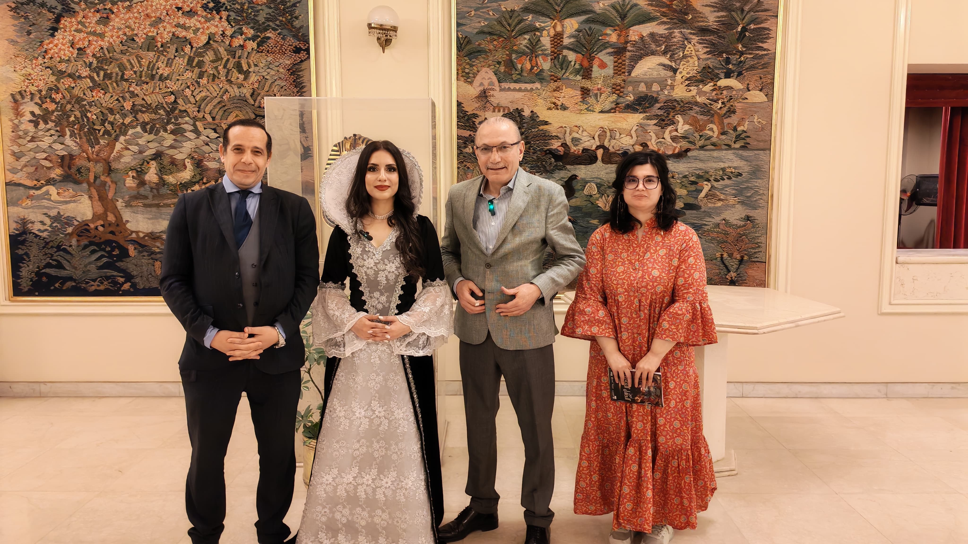 بطلة العرض التركية مع السفير التركى والدكتور محمد ثروت