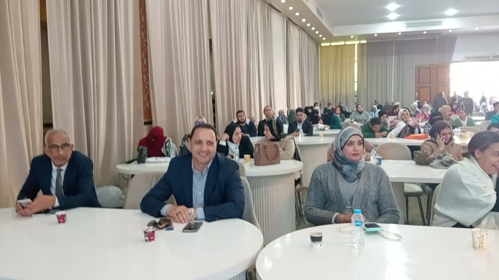 الحضور بالمؤتمر من الأطباء وهيئات التدريس بكليات الطب