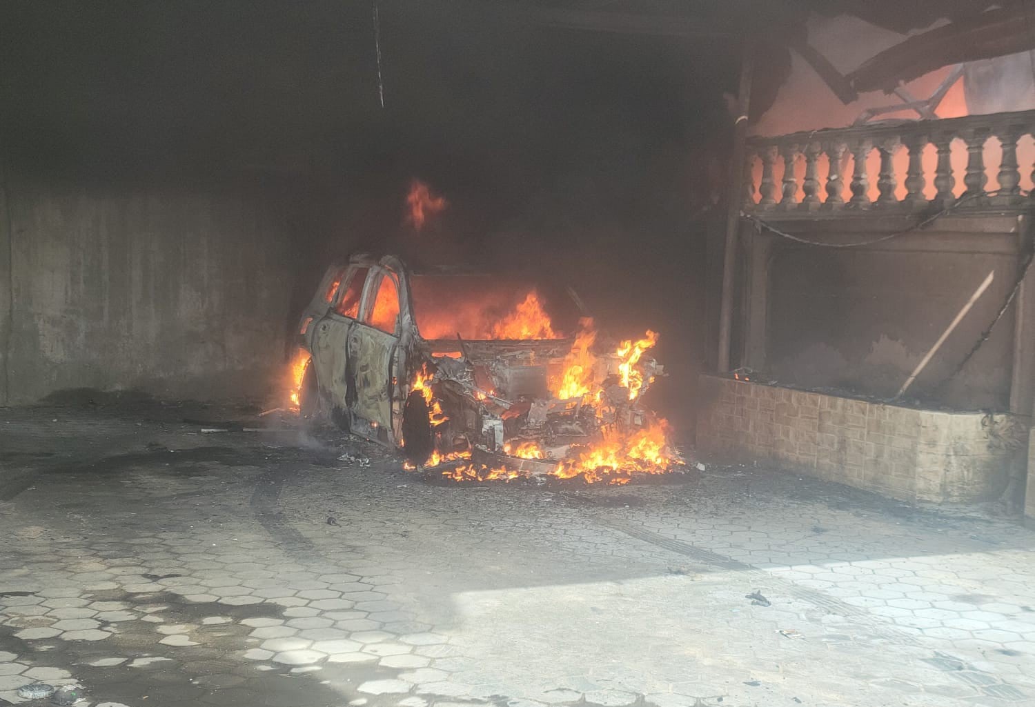 حريق سيارة بمخزن خردة بالإسكندرية