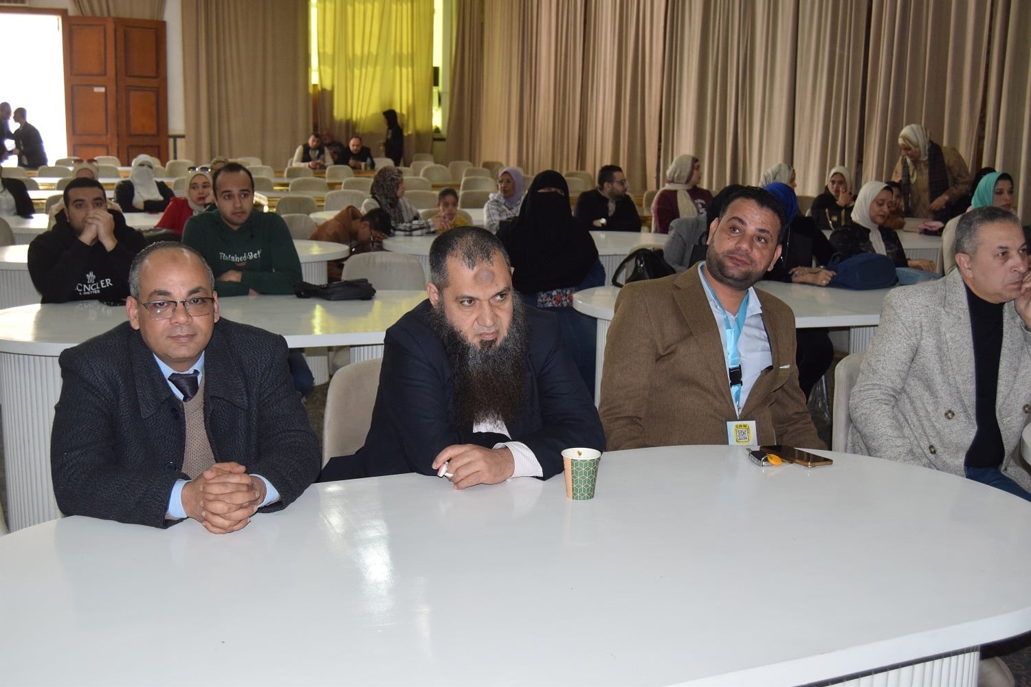 الاطباء الحضور بالمؤتمر