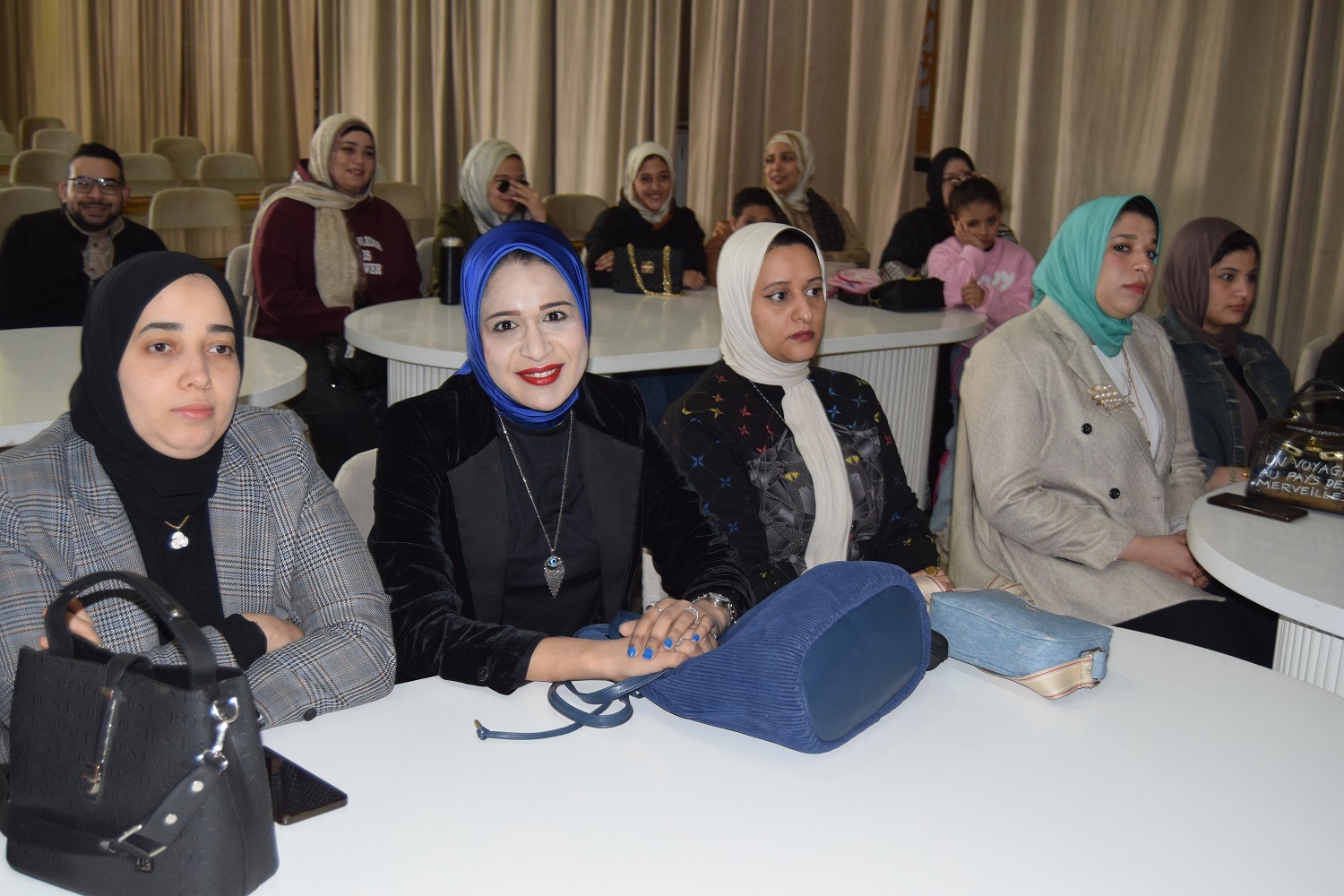 الحضور بالمؤتمر