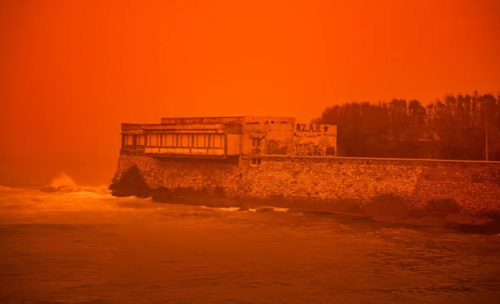 العاصفة على إحدى الشواطئ