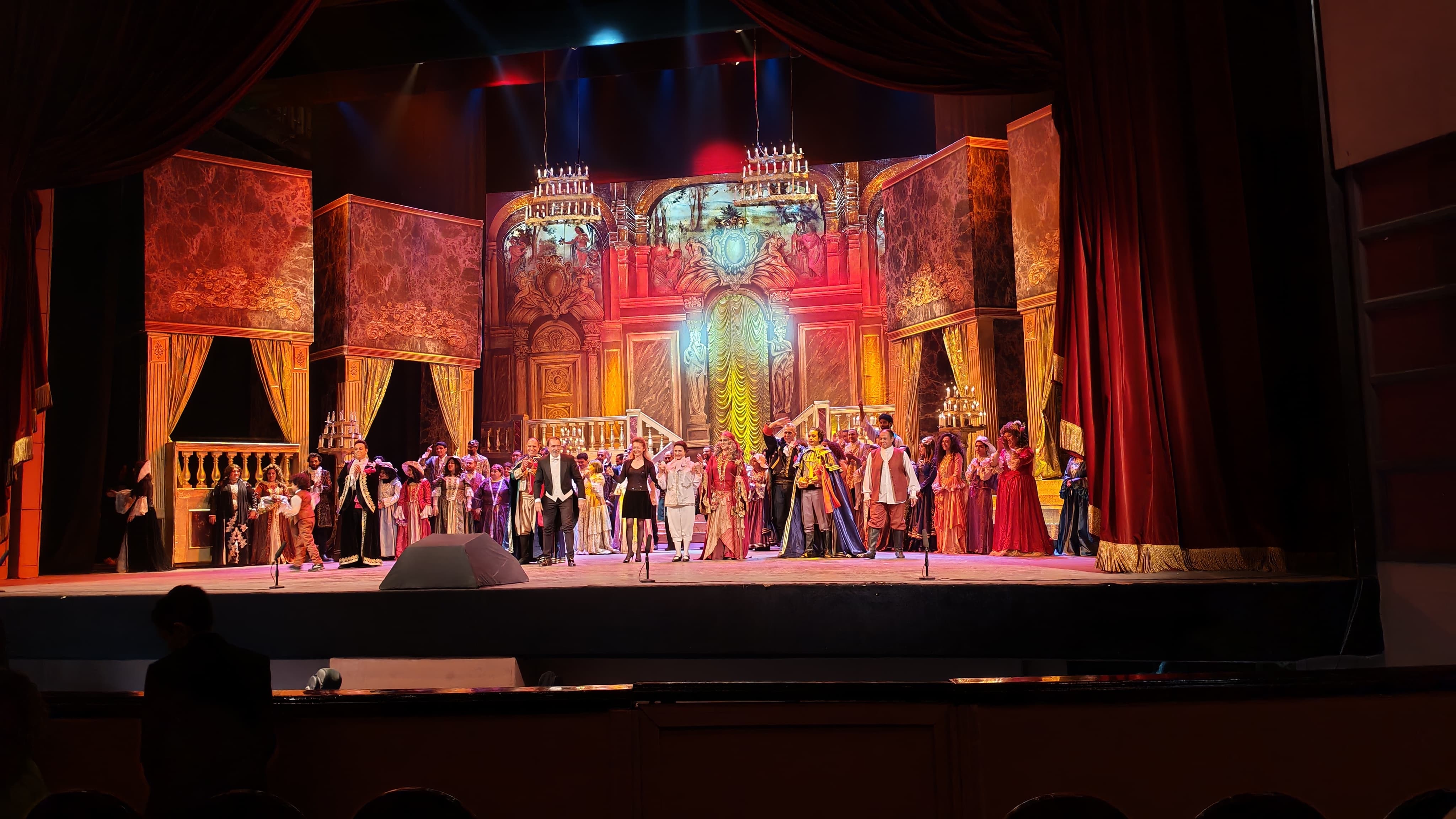 اوبرا حفلة تنكرية فى الاوبار