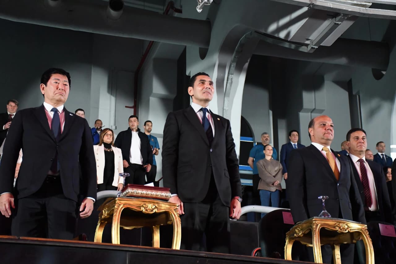 الوقوف لعزف النشيد الوطنى