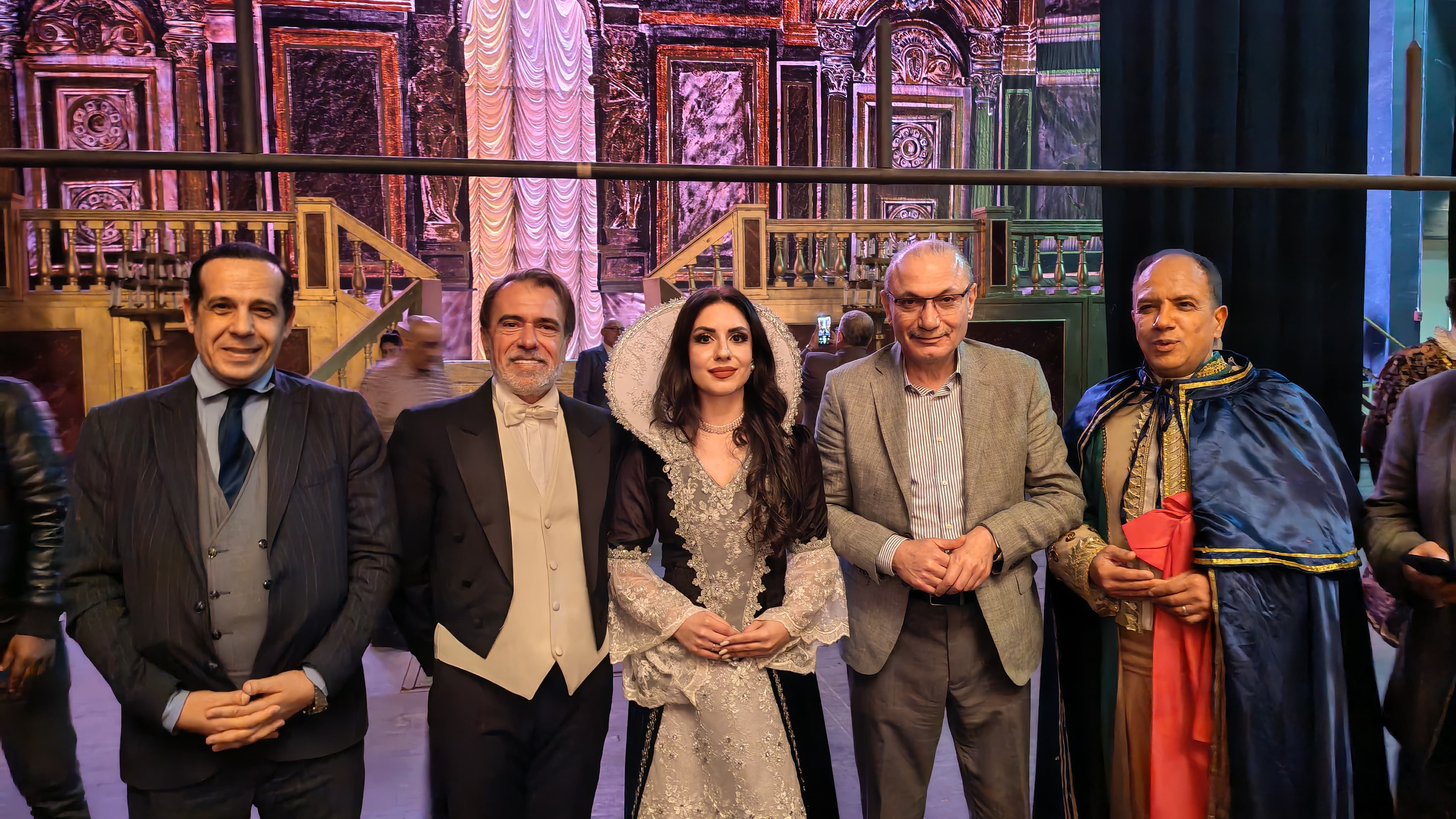 قائد الاوركسترا الايطالى وبطلة العرض والسفير التركى