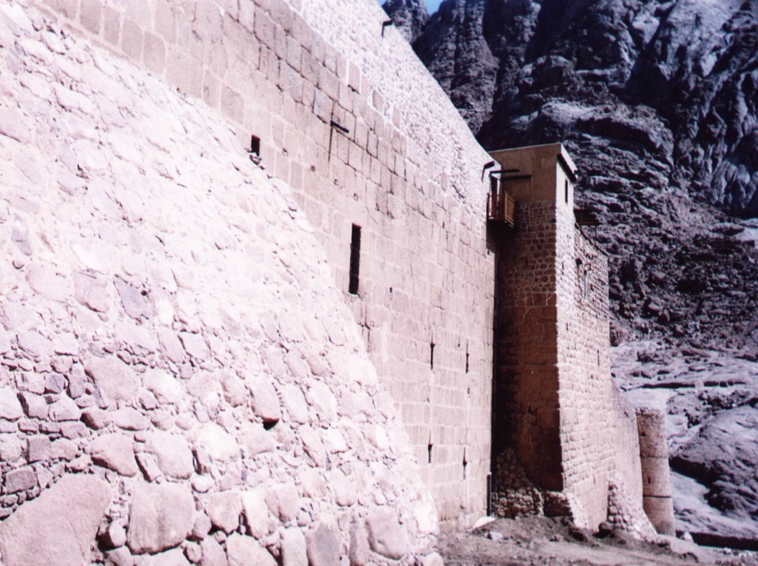 الجدار الخلفى لدير سانت كاترين