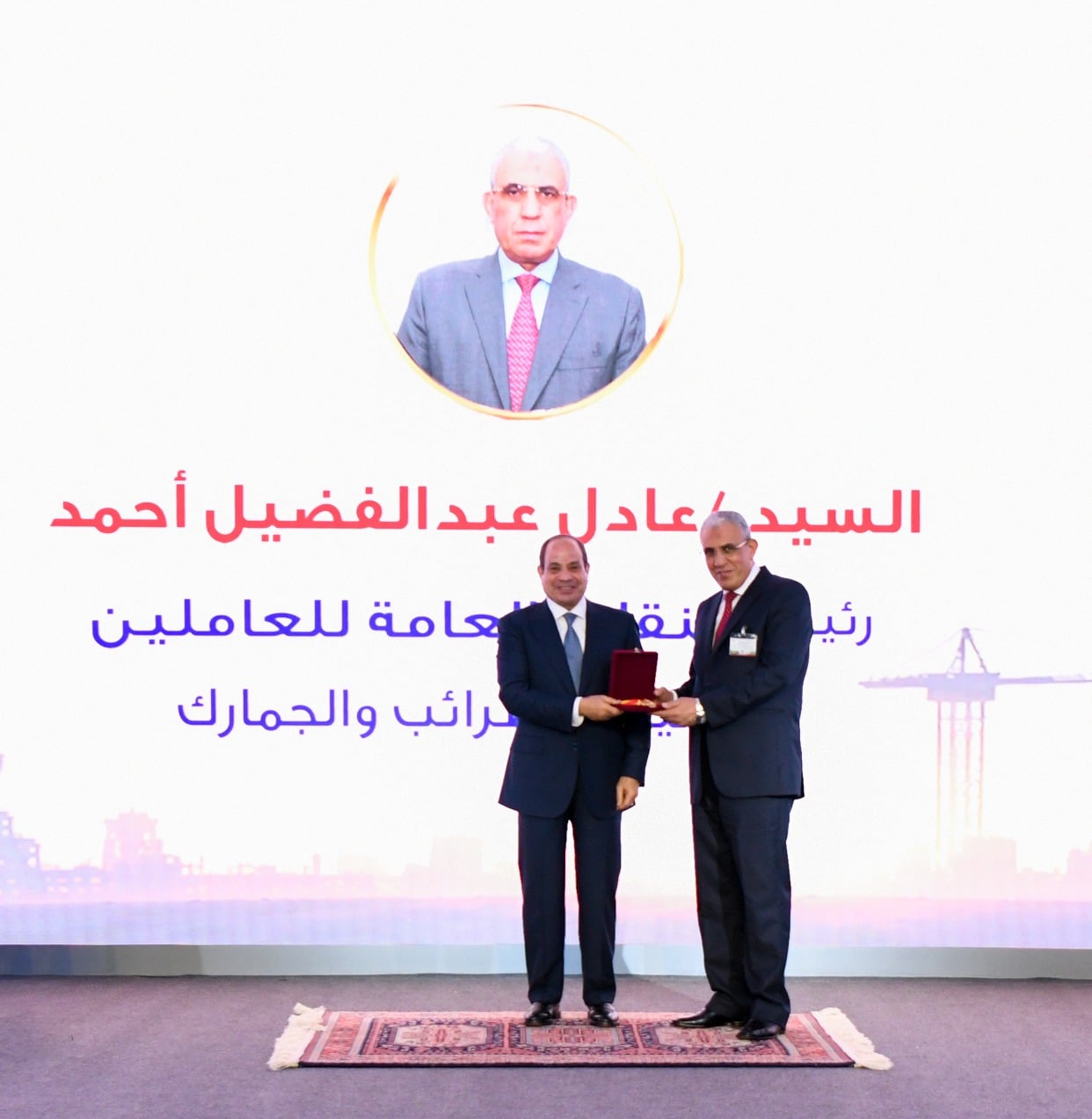 الرئيس السيسى يكرم عادل عبد الفضيل