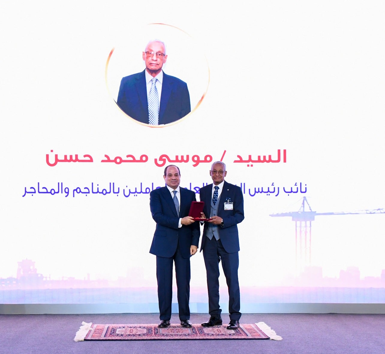 الرئيس السيسى يكرم نخبة من عمال مصر (11)