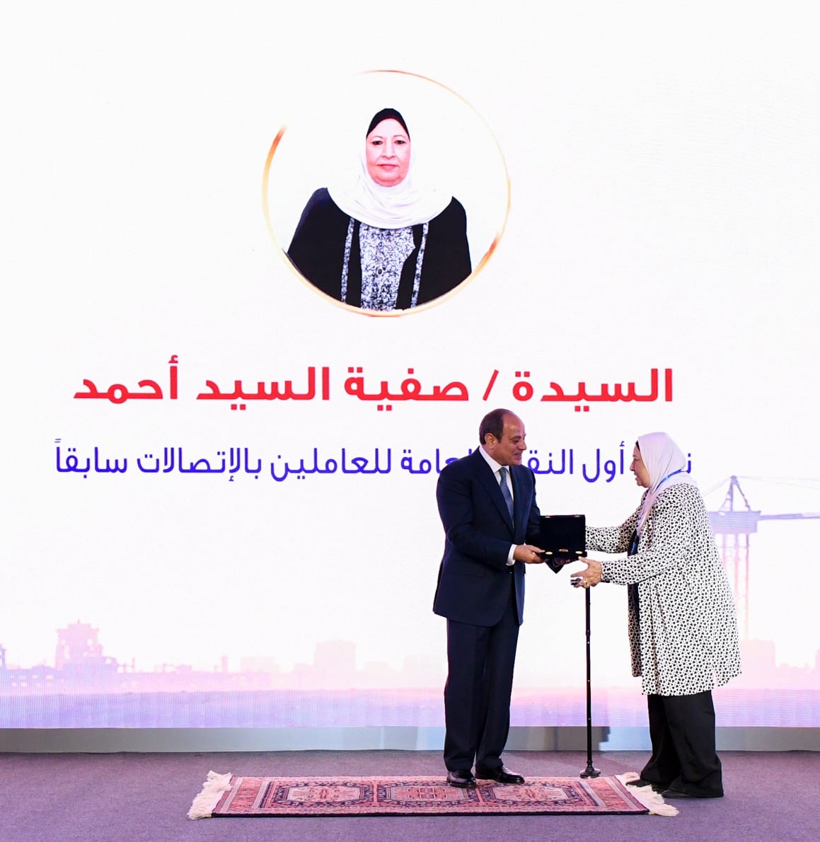 الرئيس السيسى يكرم نخبة من عمال مصر (9)