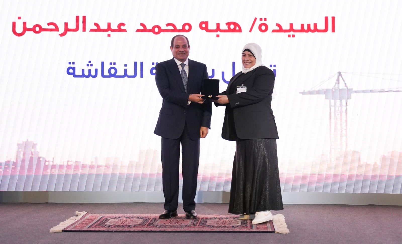 الرئيس السيسى يكرم هبة محمد عبد الرحمن