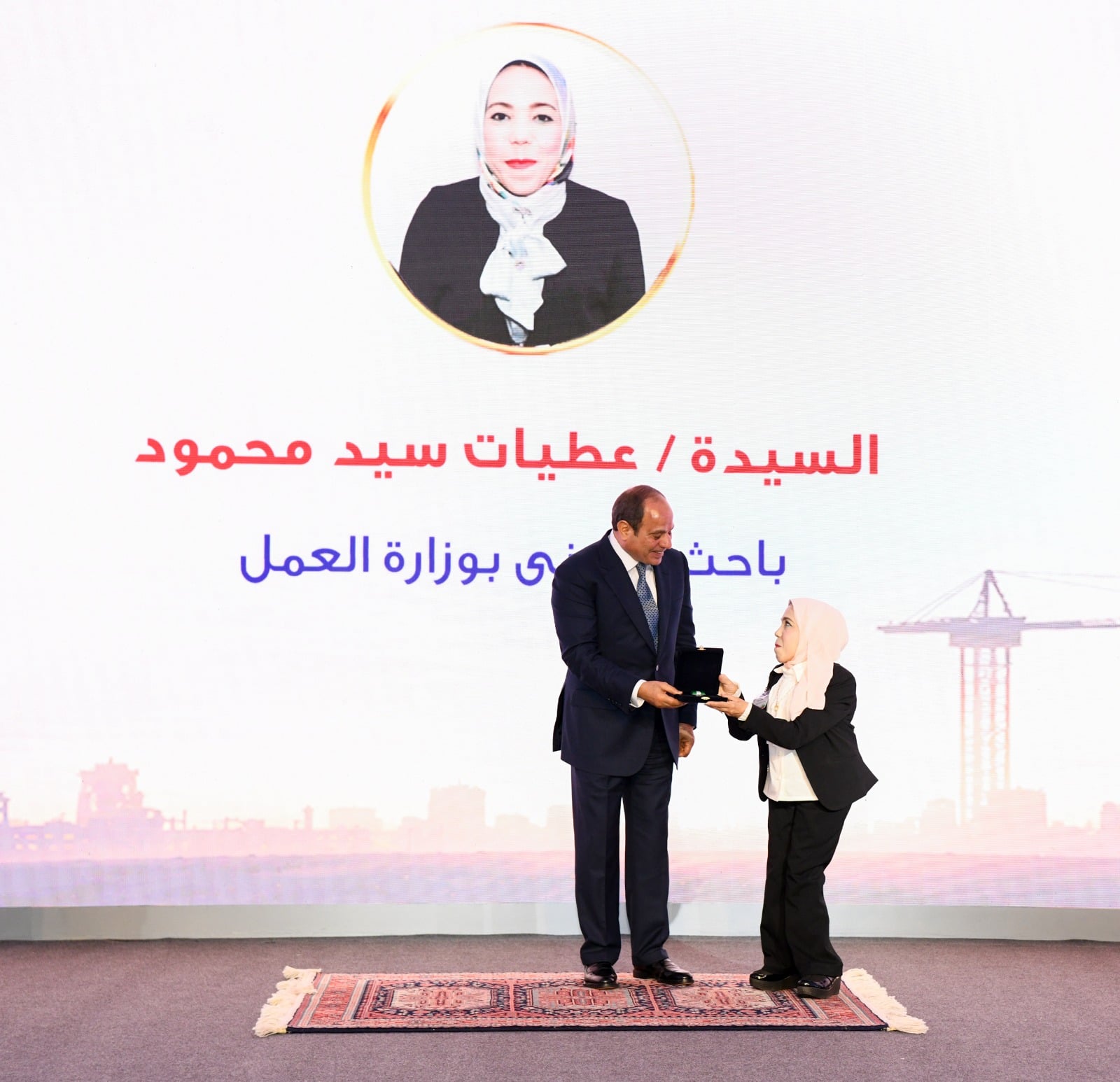 الرئيس السيسى يكرم نخبة من عمال مصر (6)
