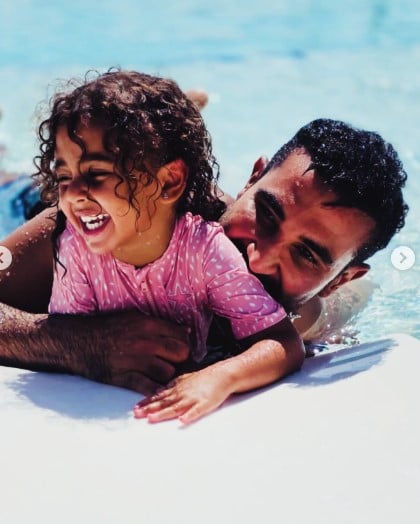 أحمد سعد يمازح ابنته