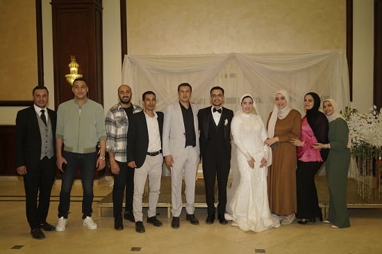 حف الزفاف بمشاركة الأصدقاء