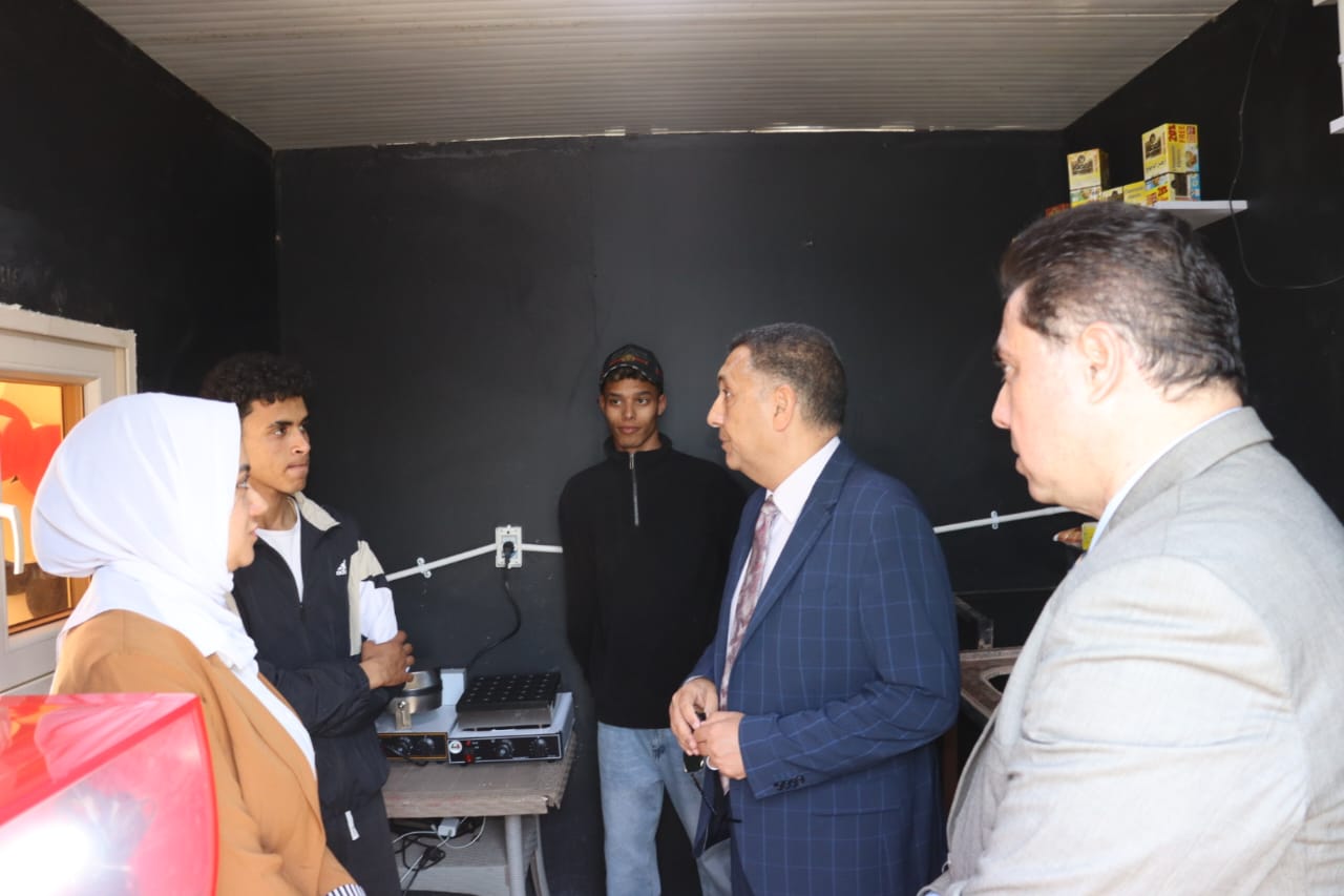 تسليم عربة الطعام التنقلة للشابين