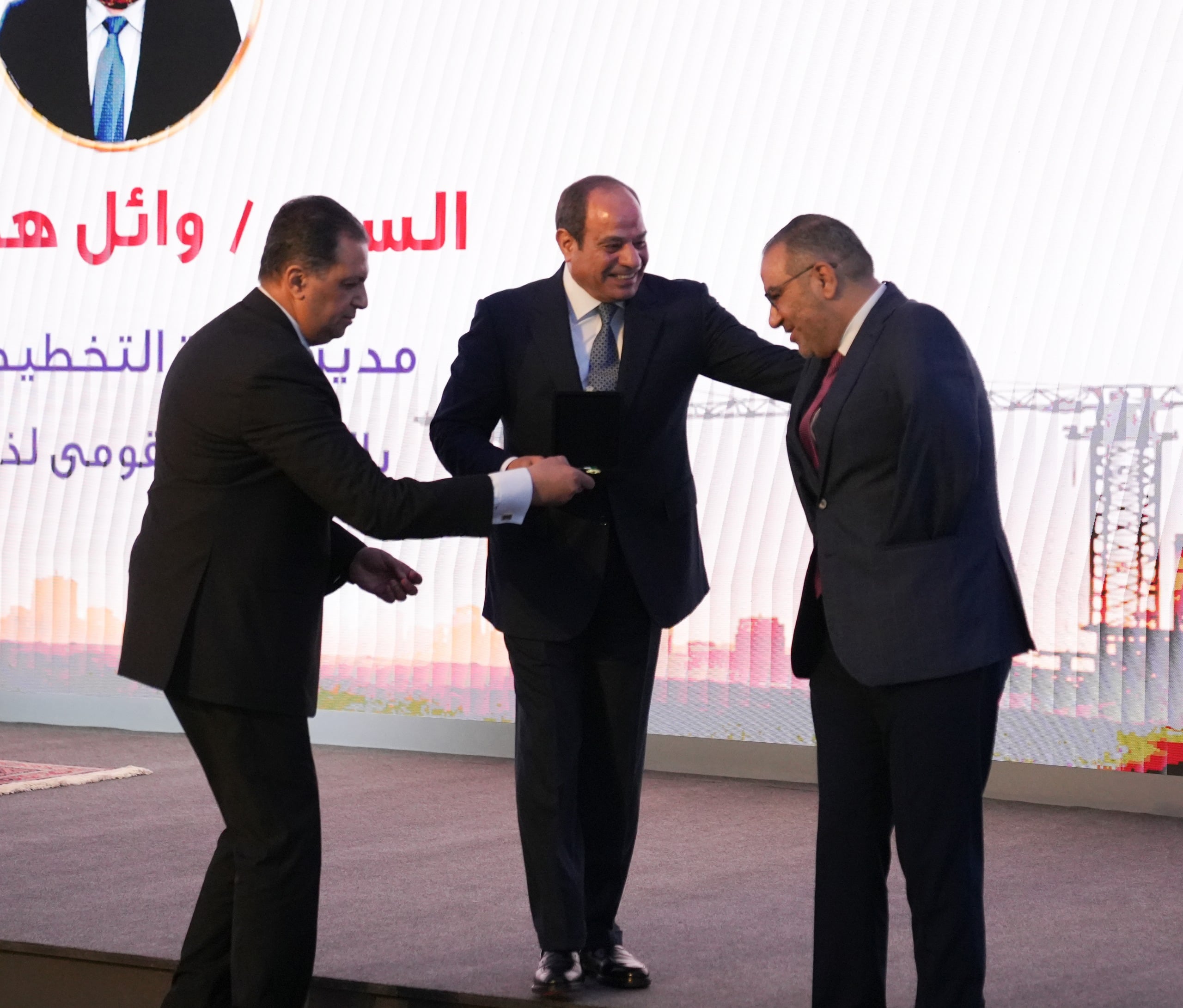 الرئيس السيسى يكرم نخبة من عمال مصر (4)