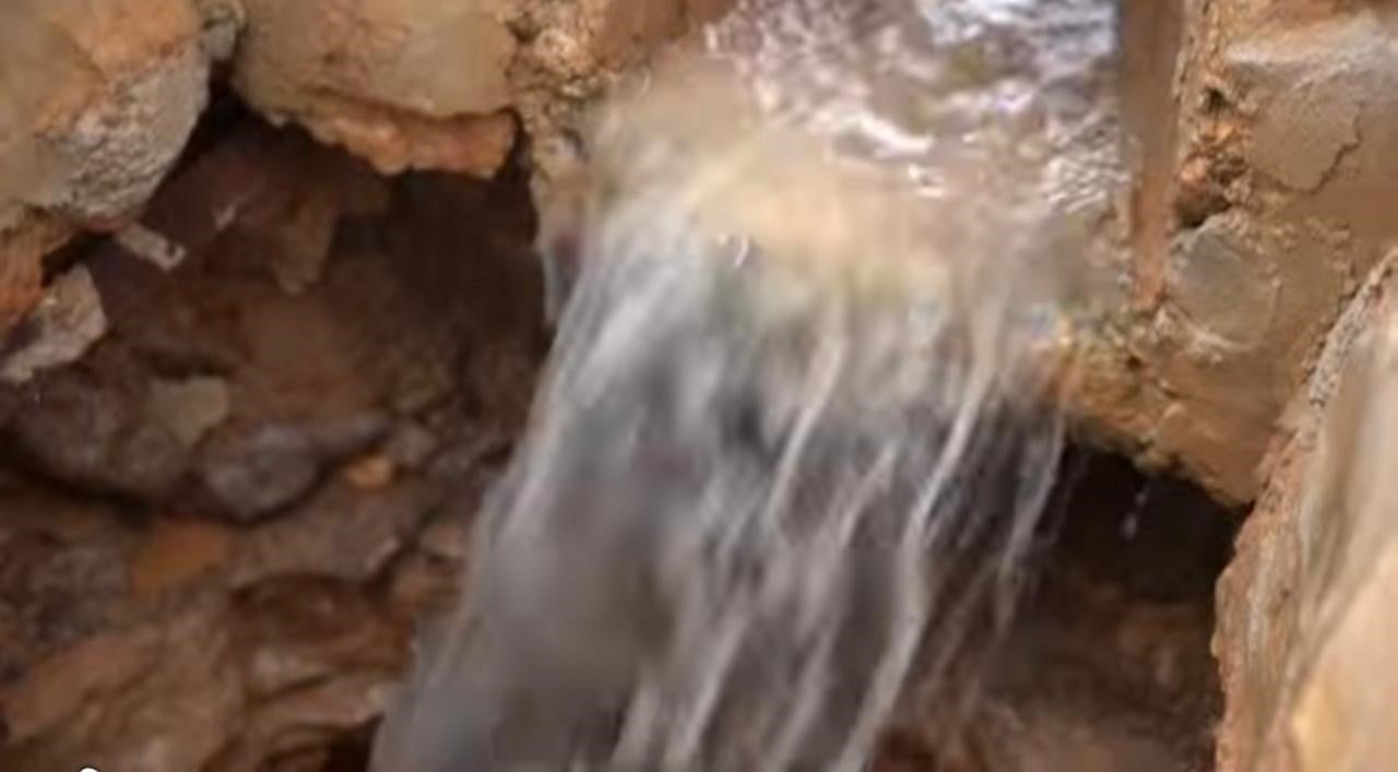 تدفق مياه الامطار داخل احد الابار بمطروح