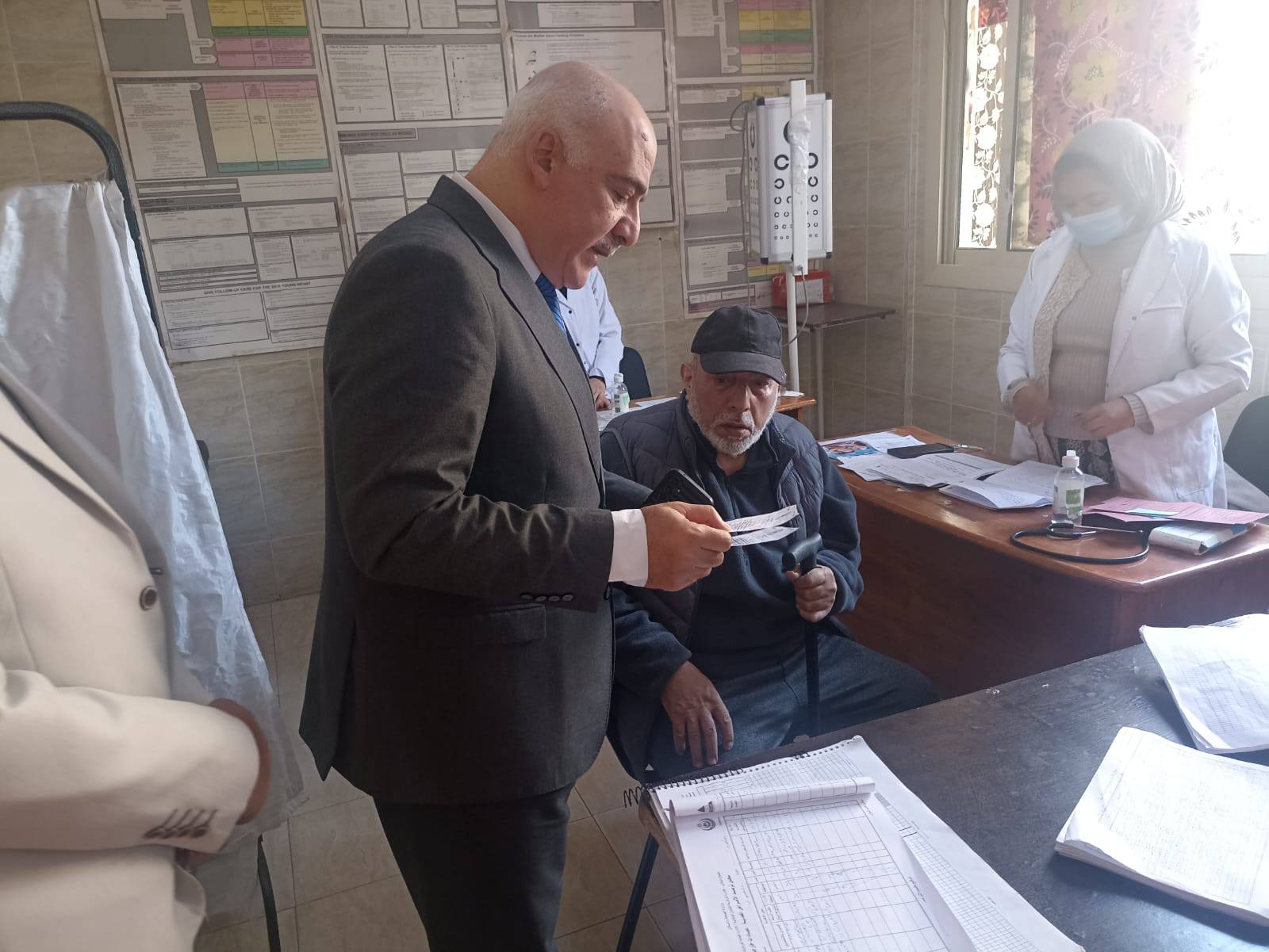 مدير صحة القليوبية خلال الجولة
