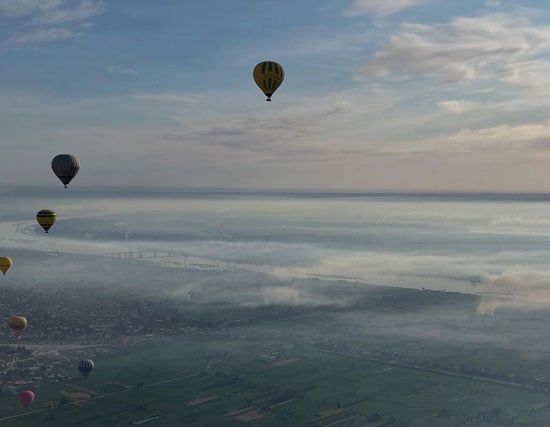 البالون الطار يزين سماء الأقصر