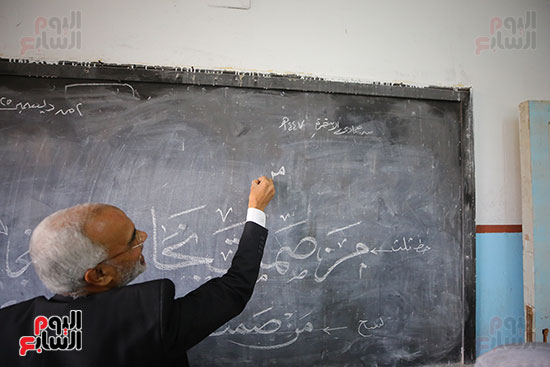 معلم بمدرسة المنيرة يستعرض مهاراته فى الخط (2)