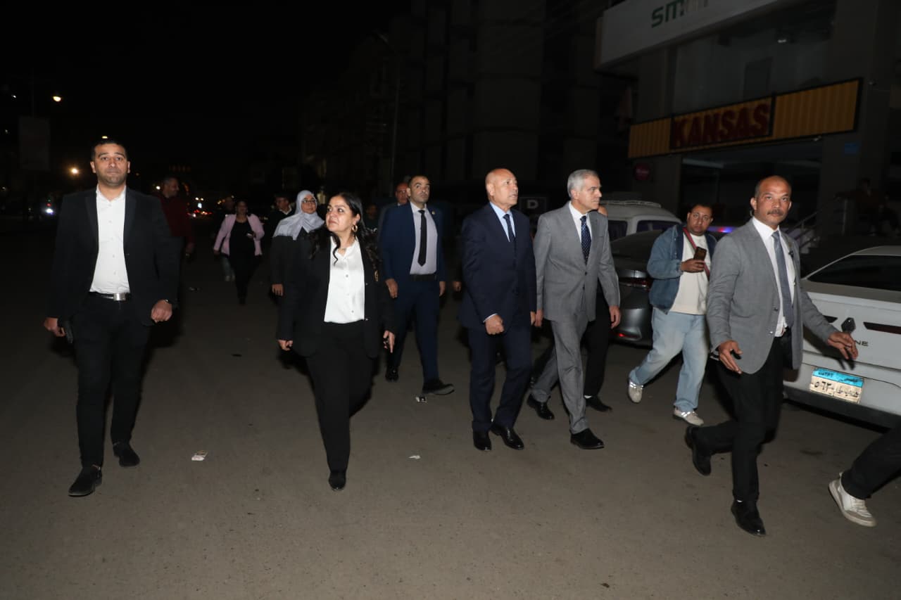 محافظ القاهرة يتفقد الكوربة لمتابعة الالتزام بمواعيد غلق المحال (3)