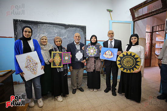 الطالبات يرفهن أعمالهن مع المعلمين الطالبات يرفهن أعمالهن مع المعلمين