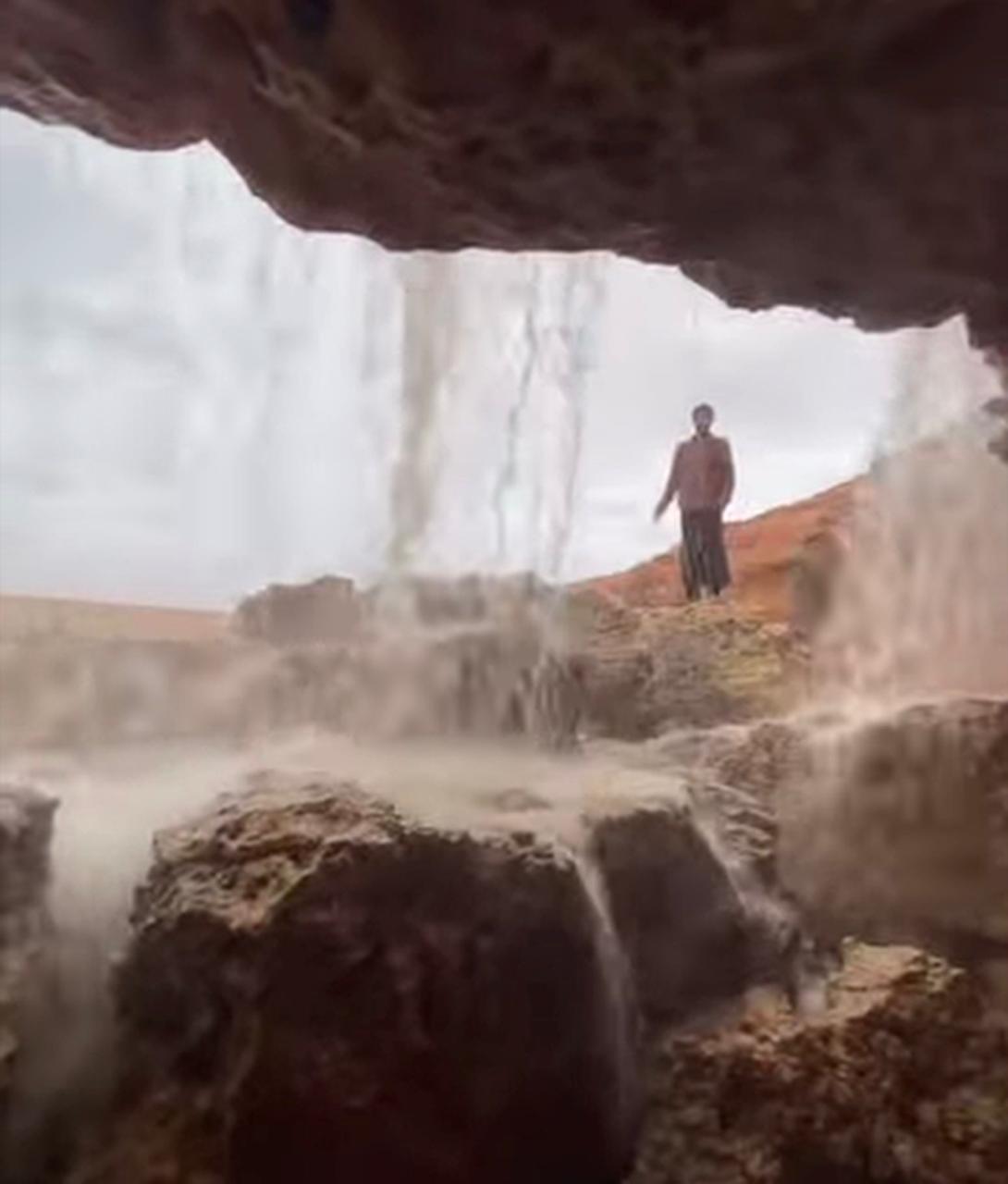 اجواء المطر وتشكيلها شلالات بصحراء مطروح