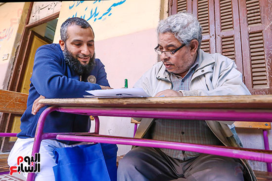 معلم خط عربى يعلم أحد تلاميذه معلم خط عربى يعلم أحد تلاميذه