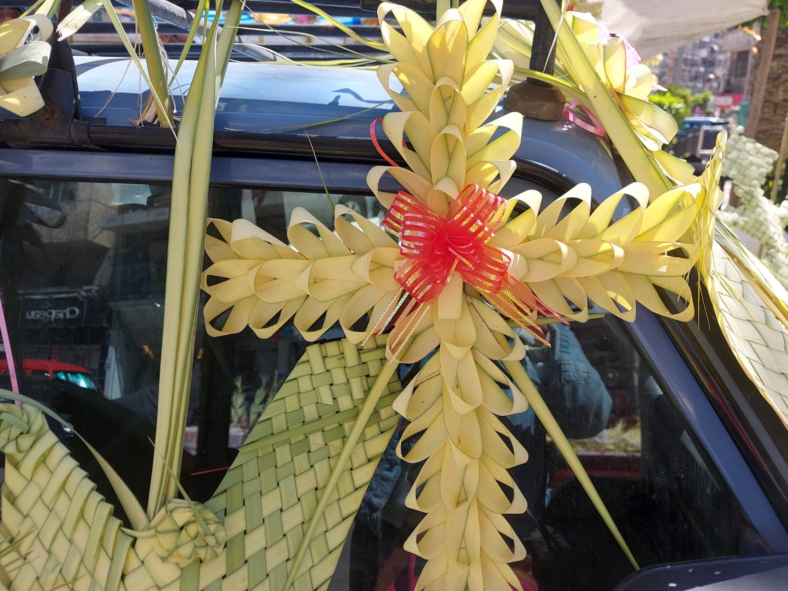 صليب مزين بالورود