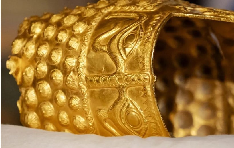 خوذة رومانية ذهبية خوذة رومانية ذهبية